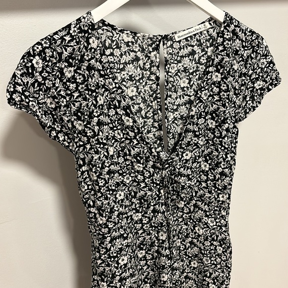 Abercrombie & Fitch front tie floral mini dress. - Picture 2 of 8